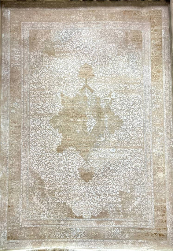 فرش سیزان کاشان رنگ نقرهای و بژ، 1200 شانه با نخ آلمانی هیت ست و بافت بلژیکی